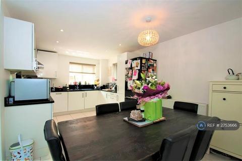 5 bedroom detached house to rent, Edgeworth Close, Slough, SL3