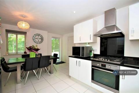 5 bedroom detached house to rent, Edgeworth Close, Slough, SL3