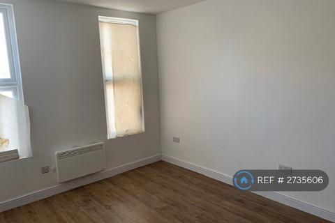 2 bedroom flat to rent, North Street, Romford, RM1