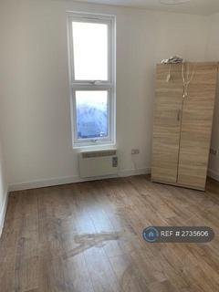 2 bedroom flat to rent, North Street, Romford, RM1