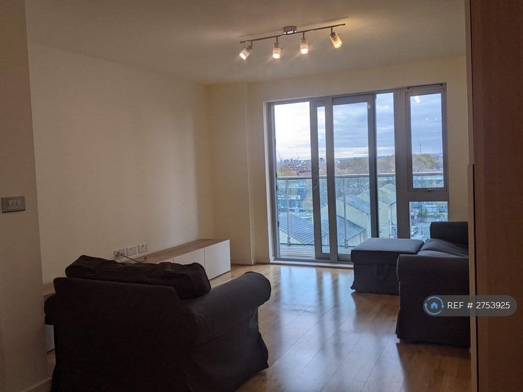 Living Room/Balcony