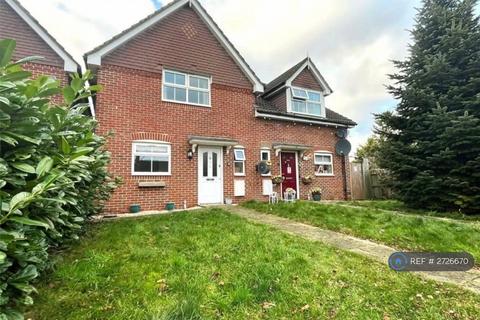 3 bedroom semi-detached house to rent, Heath Close, Aldershot, GU12