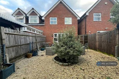 3 bedroom semi-detached house to rent, Heath Close, Aldershot, GU12