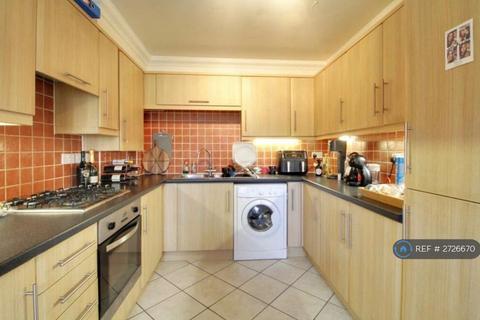 3 bedroom semi-detached house to rent, Heath Close, Aldershot, GU12