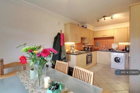3 bedroom semi-detached house to rent, Heath Close, Aldershot, GU12