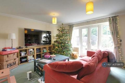 3 bedroom semi-detached house to rent, Heath Close, Aldershot, GU12