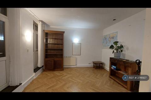 3 bedroom flat to rent, Farthing Fields, London, E1W