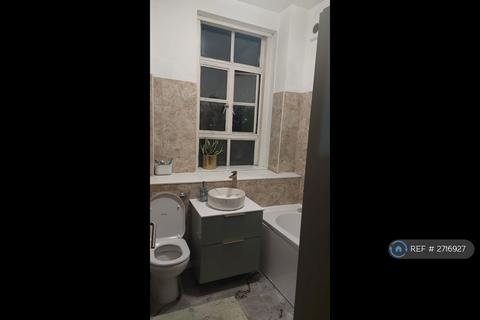 3 bedroom flat to rent, Farthing Fields, London, E1W