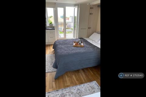undefined, Thames Ave, Greenford, UB6