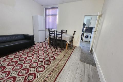 3 bedroom house to rent, Smart Street, Manchester M12