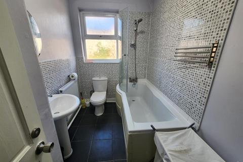 3 bedroom house to rent, Smart Street, Manchester M12