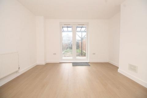 3 bedroom semi-detached house to rent, Robinson Road, Dagenham