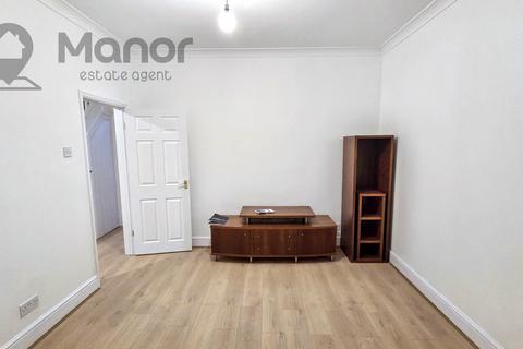 3 bedroom terraced house to rent, Whites Avenue, Newbury Park, IG2 7PJ