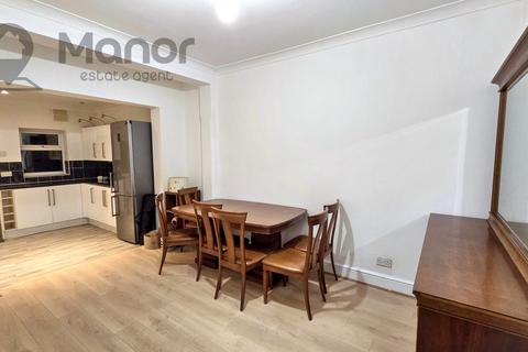 3 bedroom terraced house to rent, Whites Avenue, Newbury Park, IG2 7PJ