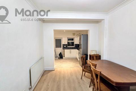 3 bedroom terraced house to rent, Whites Avenue, Newbury Park, IG2 7PJ