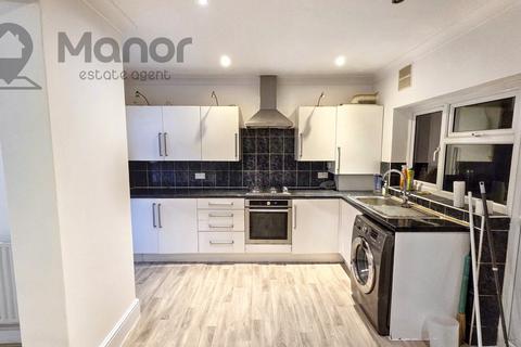 3 bedroom terraced house to rent, Whites Avenue, Newbury Park, IG2 7PJ