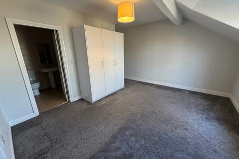 2 bedroom flat to rent, Stockport SK4