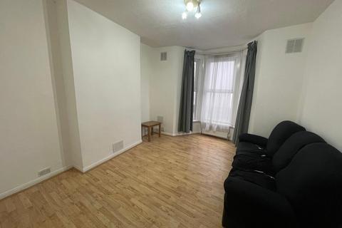1 bedroom ground floor flat to rent, 920A Garratt Lane SW17