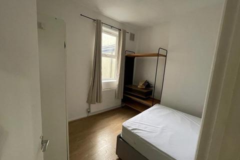 1 bedroom ground floor flat to rent, 920A Garratt Lane SW17