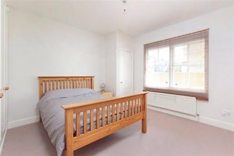 2 bedroom flat to rent, Clapham Common South Side, London SW4