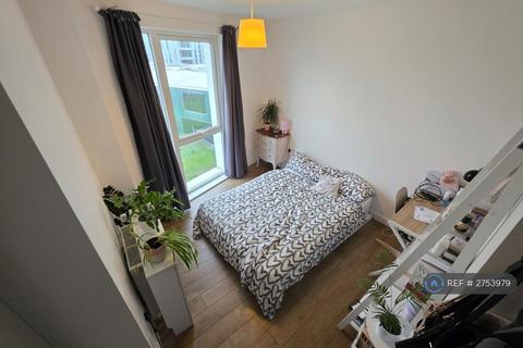 1 bedroom in a flat share to rent, Cofferdam Way, London, SE8