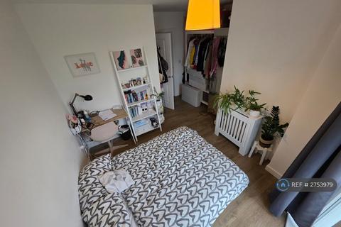 1 bedroom in a flat share to rent, Cofferdam Way, London, SE8
