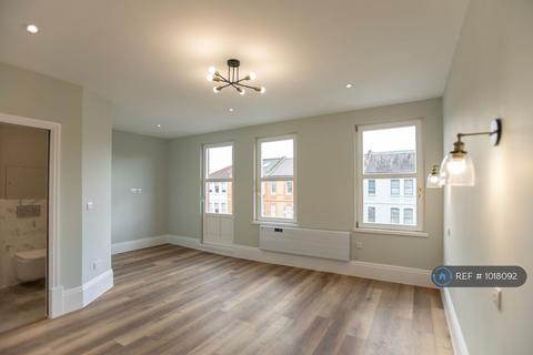 1 bedroom in a house share to rent, Orlando Road, London, SW4