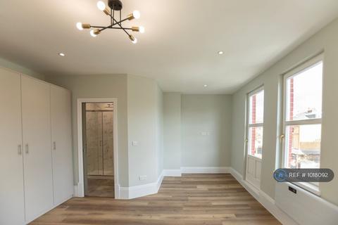 1 bedroom in a house share to rent, Orlando Road, London, SW4
