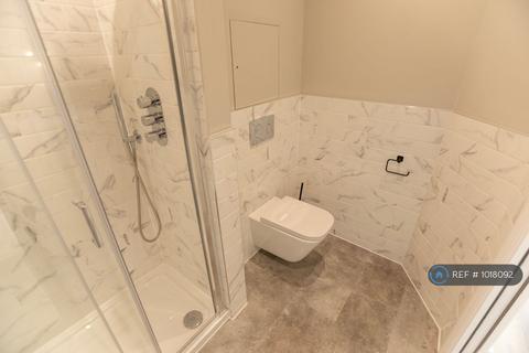 1 bedroom in a house share to rent, Orlando Road, London, SW4