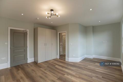1 bedroom in a house share to rent, Orlando Road, London, SW4