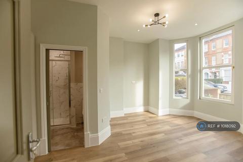 1 bedroom in a house share to rent, Orlando Road, London, SW4