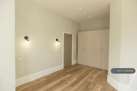 1 bedroom in a house share to rent, Orlando Road, London, SW4