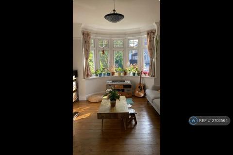 3 bedroom semi-detached house to rent, Le May Avenue, London, SE12