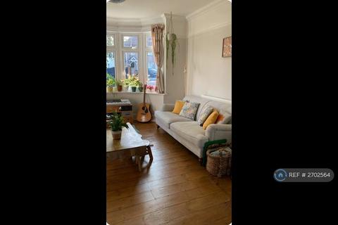 3 bedroom semi-detached house to rent, Le May Avenue, London, SE12