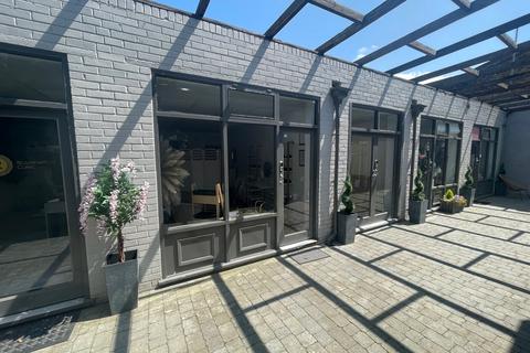 Retail property (high street) to rent, Queen St Gravesend DA12 2EE