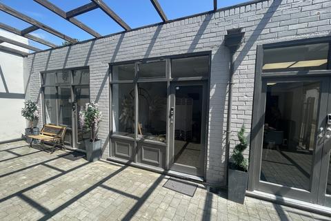 Retail property (high street) to rent, Queen St Gravesend DA12 2EE