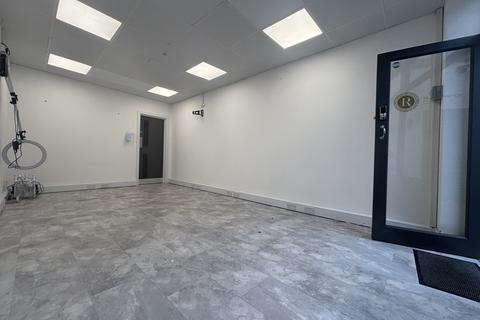 Retail property (high street) to rent, Queen St Gravesend DA12 2EE
