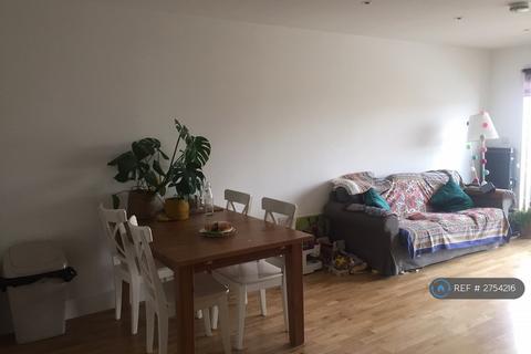 2 bedroom flat to rent, Derry Court, London, SW16