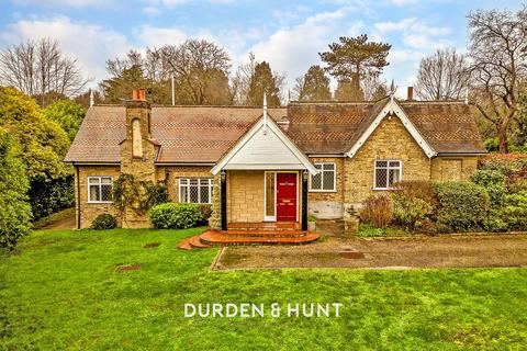 3 bedroom detached bungalow to rent, Manor Road, Loughton, IG10