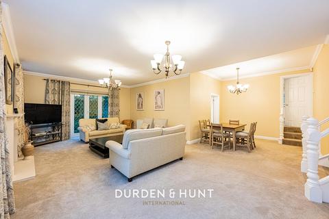 3 bedroom detached bungalow to rent, Manor Road, Loughton, IG10