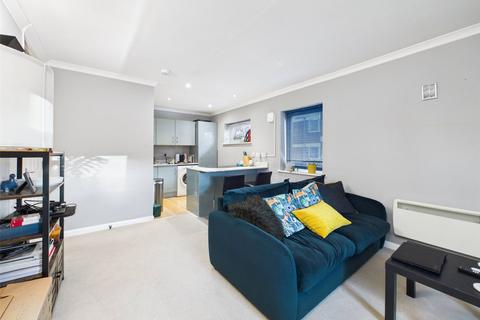 2 bedroom apartment to rent, Teddington Park Road, Teddington