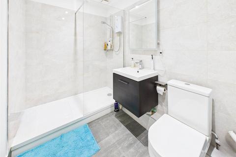 2 bedroom apartment to rent, Teddington Park Road, Teddington