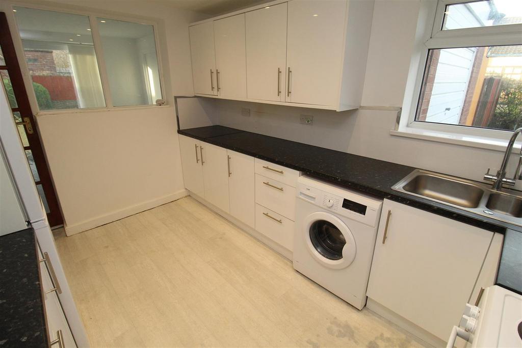 Kitchen2.JPG