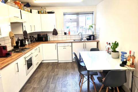 5 bedroom terraced house to rent, Kingswood road, Manchester M14