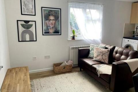 2 bedroom flat to rent, Conway Road, Whitton, Hounslow