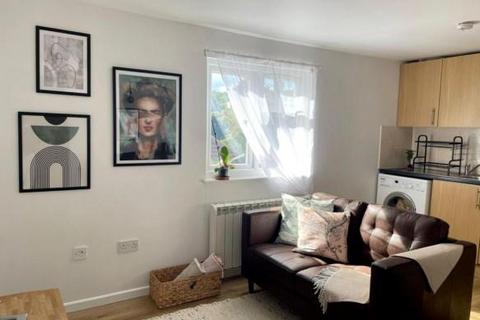 2 bedroom flat to rent, Conway Road, Whitton, Hounslow
