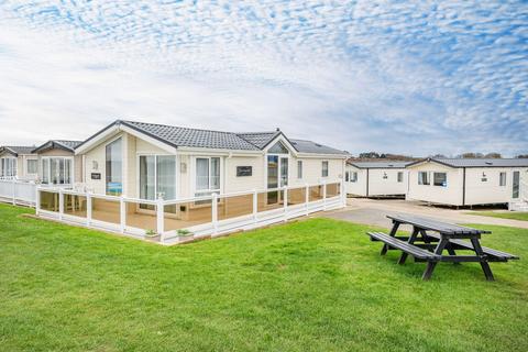 3 bedroom lodge for sale, Warren Road, Hopton