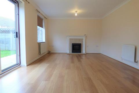 4 bedroom detached house to rent, Columbine Way, Littlehampton BN17