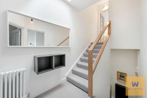 2 bedroom flat for sale, Rocks Lane, London, SW13