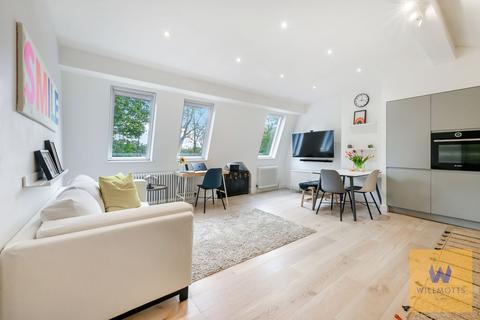 2 bedroom flat for sale, Rocks Lane, London, SW13